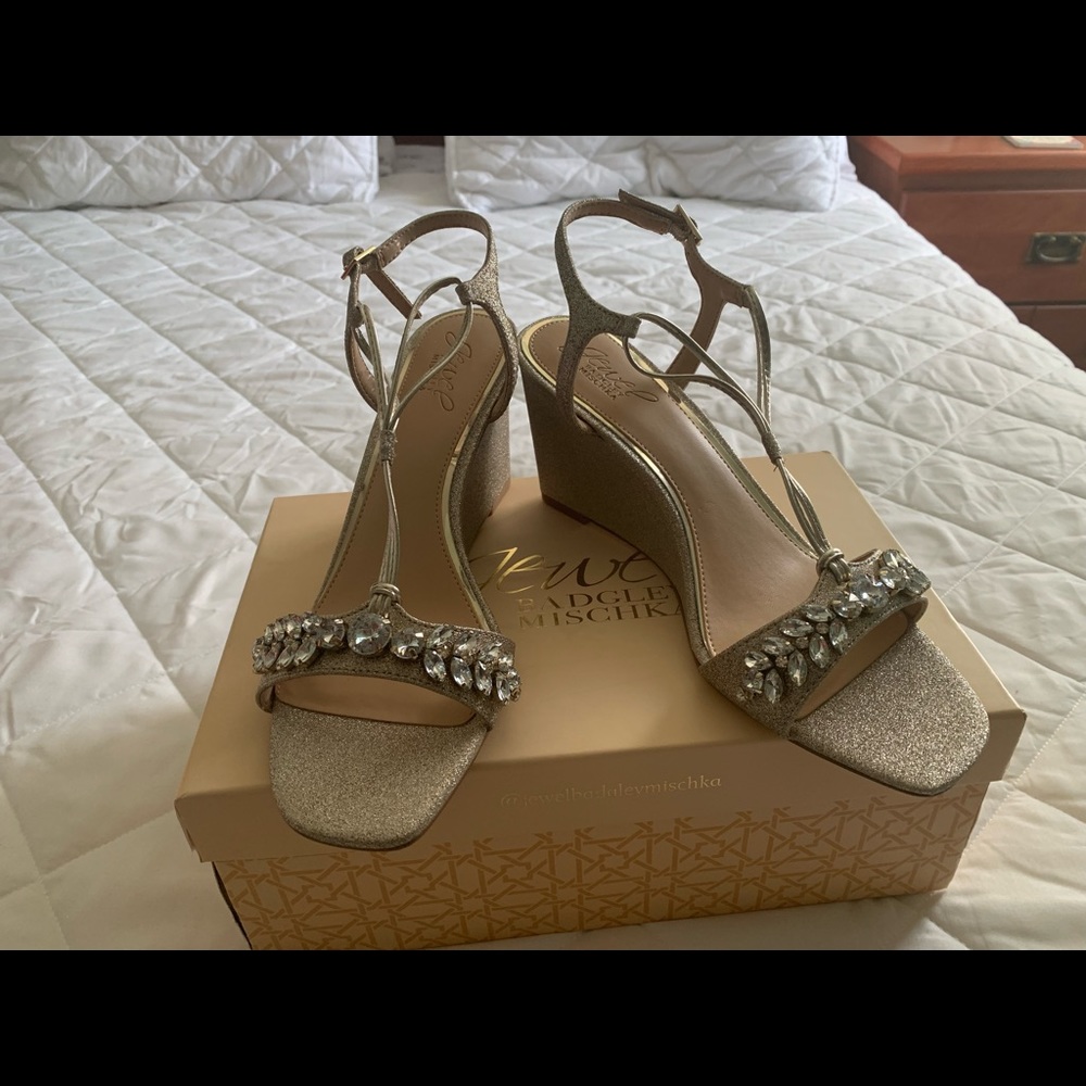 Brand new!! Champagne color, beautiful shoe!
